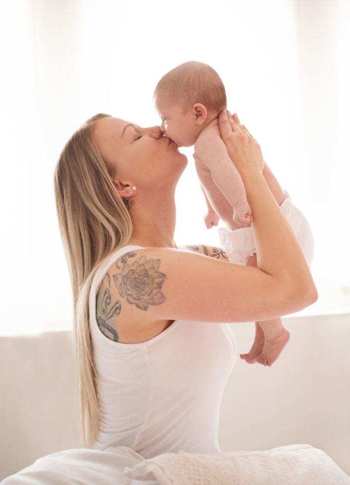 Baby mit der Mutter bei einem Newborn-Fotoshooting in Erlangen