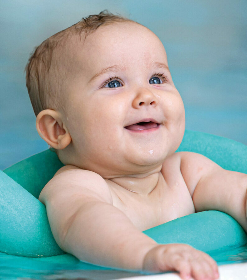 baby-lernt-schwimmen